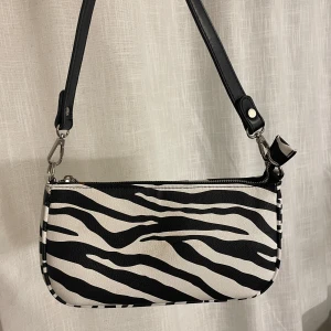 zebra mini väska  - använd fåtal gånger, liten fläck på ena sidan, vanlig / mellan storlek för en axelväska 🫶🏼