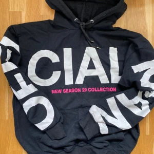 Hoodie - Snygg hoodie med massa tryck. Ganska tunn men värmer bra(: 