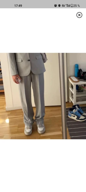 Oanvända kostymbyxor  - Endast använd 2 gånger pga för liten storlek! kostymbyxor från ASOS.  Person på bild 183cm  