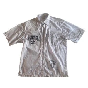 Billabong skjorta - Så cool kortärmad skjorta med tryck från Billabong! Älskar den men den förtjänar att användas mer😍😭🙌🏼 Skriv privat vid intresse eller frågor😊🫶🏻 Köp nu går även bra att använda💓