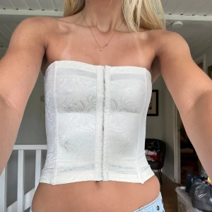 Korsett - Samma korsett som förra annonsen fast i vit. Säljer pga lite för liten🤍