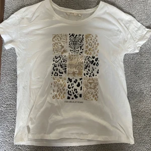 T-shirt med leopardtryck - En jätte cool t-shirt med leopardtryck i storlek S✨💞 Den är helt i nyskick