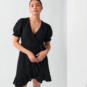 Gina tricot klänning  - Kläning från gina tricot köpt föra året för 499 och endast använd några få gånger eftersom att den är för liten.