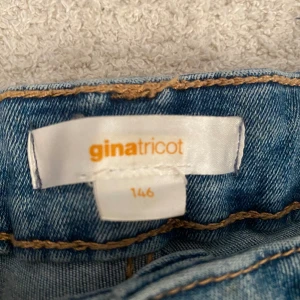 utsvängda jeans - stl 146, bra skick, använda några gånger. Original pris är 300-350kr, säljer för 250kr då de har växt ut mig❤️