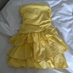 Bandeau/ off shoulder volangklänning - Sååå himla fin klänning men tyvärr för liten på mig :( sommardröm!