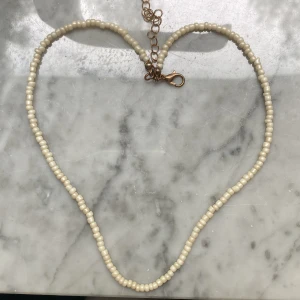 Halsband - Fint vitt halsband har inte används mer än 3 gånger nyskick