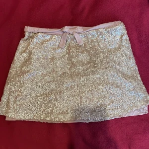 Glittrig minikjol - Världens gulligaste minikjol med paljetter!❤️🥺Storlek 170 men passar till och med mig som har storlek L🥹Super elegant och fått så många komplimanger i denna kjolen men använder den inte längre tyvärr. För bild på är det bara att skriva till mig❤️