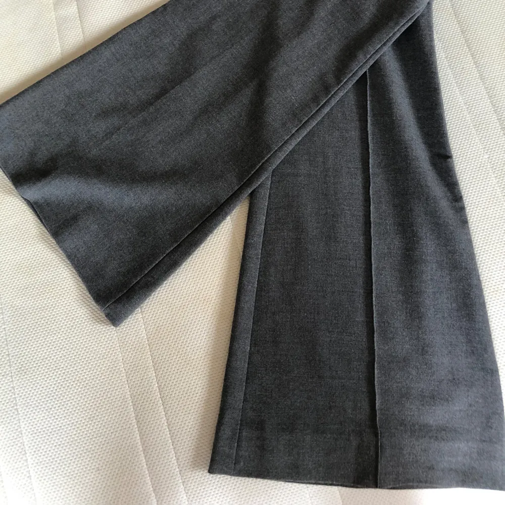 Jättefina gråa kostymbyxor från Ginatricot med unika sömmar ❣️❣️🫶🏻sitter precis som man vill ha dom💋säljer pga att de it kmr till användning 😅. Jeans & Byxor.