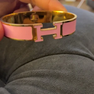 Hermens  - Jag säljer min hermens armband då den inte kommer till användning, den är som ny haft den i några veckor då jag vill bli av me den snabbt så möjligt . Skriv om ni vill ha fler bilder 