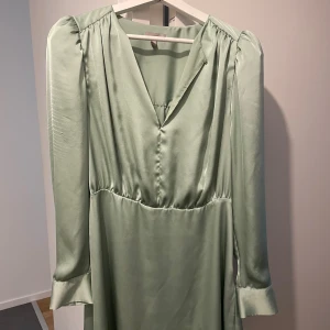 Siden klänning - Använd 1 gång