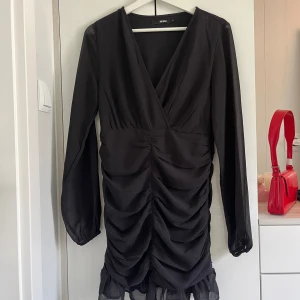 Klänning med fina detaljer - Fin miniklänning, använd fåtal gånger! 