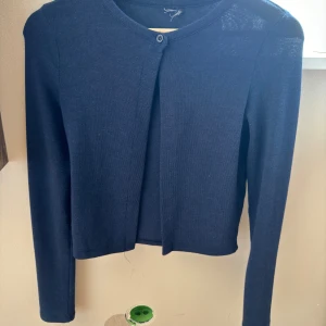 Kofta - Finstickad kofta med en knapp längst upp. Super fin och nyskick, inga defekter❤️lite osäker på vilken stolek det är då jag har klippt bort lapparna men skulle säga att den passar både xxs och xs. köpt för 299kr