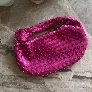 Säljer denna rosa metallic bottega inspirerade väskan, den är köpt på h&m och är såldes slut direkt 🩷