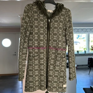 Odd Molly kofta - Kofta från Odd Molly med dragkedja och luva. Varm och mysig