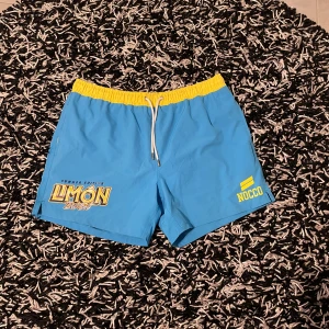 Nocco badshorts - Säljer nu dessa knappt använda limiterade nocco badshorts. Finns inte att köpa och är grymt snygga. Det är en kortare badbyxa men annars true to size. Storlek XL. Hör gärna av er vid intresse, priset kan diskuteras!