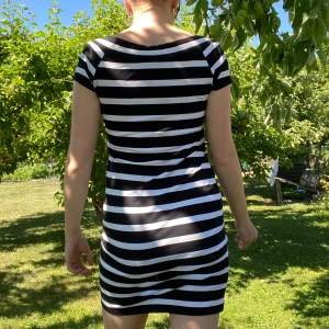 tight randig klänning med båtringning - väldigt bekväm