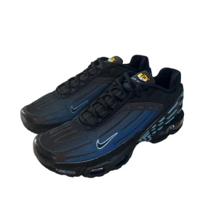 Nike Air Max Plus 3 - Nike Air Max Plus 3. Original pris 2,4. Kvitto finns men tyvärr ingen original box. Storlek 42,5. Nästan nya, knappast hunnit använda de då jag bytt stil. Inga defekter alls. Skorna är helt nytvättade. Pm för fler bilder eller funderingar 😁