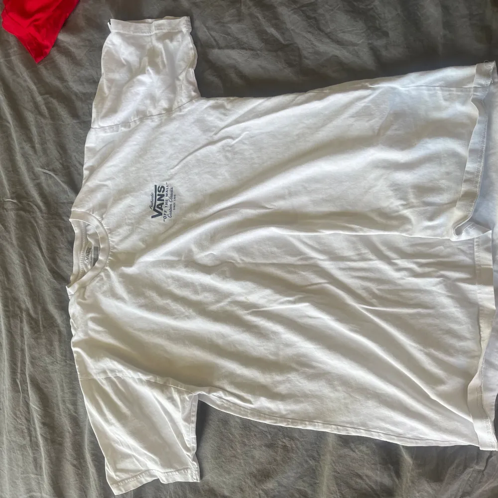 Fin tshirt men som tyvärr har en liten fläck men syns knappt därav priset. T-paidat.