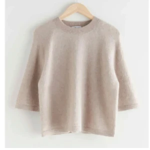 Other stories tröja  - Säljer denna jättefina stickade T-shirten i mohair som är perfekt nu💕