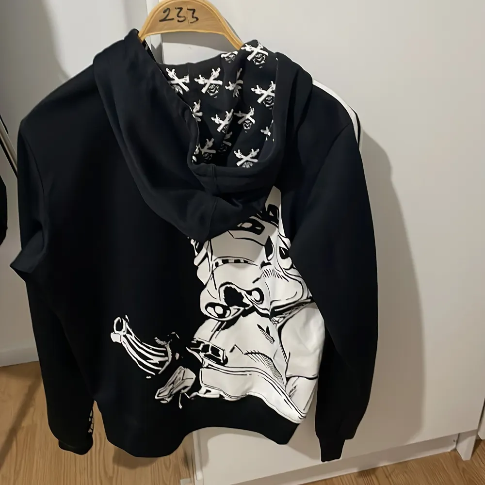 En kombination av adidas och starwars som också är helt ny och unik vad gällande stil o Model . Hoodies.