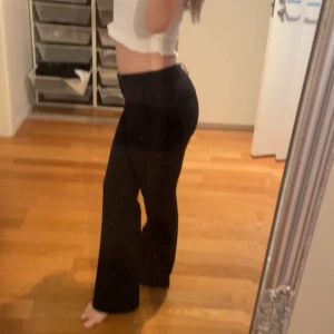 Kostym byxor bikbok - Säljer mina nya kostym byxor från bikbok ( lågmidjade) det är i super bra skick och är helt nya. Säljer för de inte passar mig och kvittot gått ut.