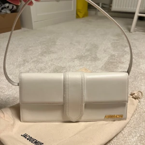 Jaquemus bambino bag - Skick är som ny, köptes från Miinto för ca 1 år sedan vilket även innebär att väskan såklart är äkta. Nypriset jag köpte den för låg på ca 8000kr. Använt enstaka gånger. Säljer för att jag behöver pengar till studier. 