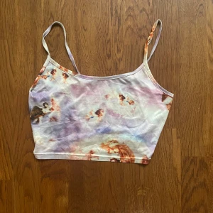 Ängelmönstrat linne - Ett kort linne med änglar på sig i storlek S