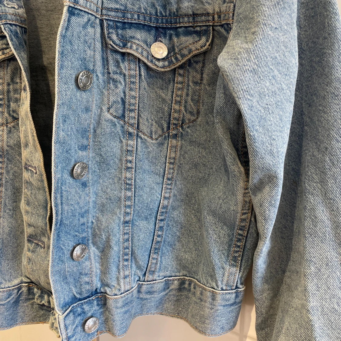 Blå jeansjacka - 90