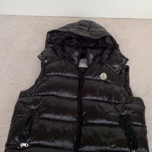 Moncler väst - Nyskick oanvänd pris kan diskuteras 