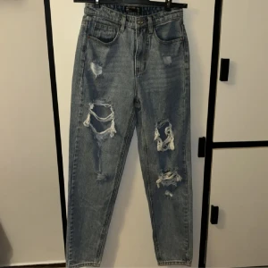 Mom jeans plt - MOM jeans från prettylittlething!!💋💋