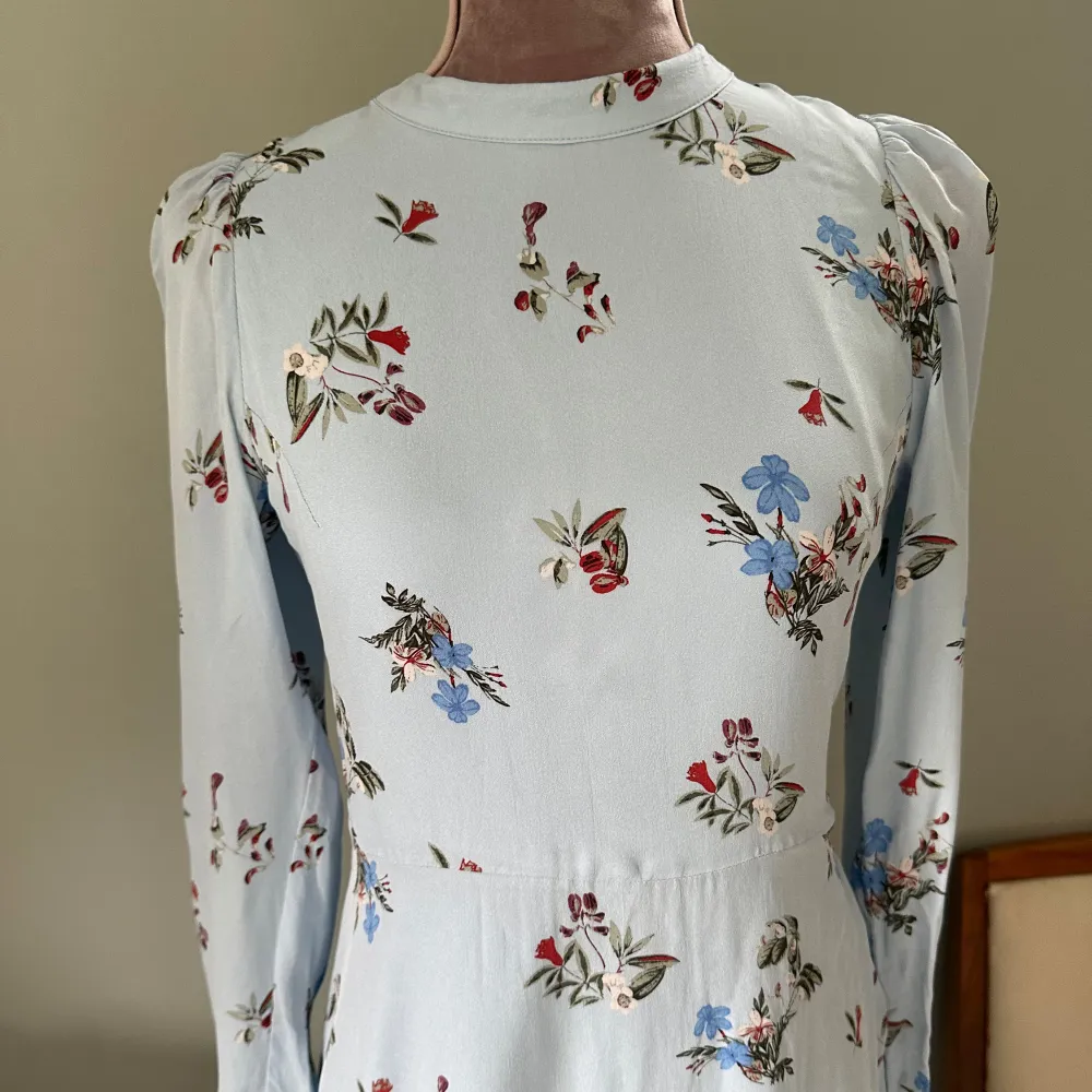 The perfect dress for a wedding or another special summer occasion   Viscose dress with a beautiful blue floral pattern from Twist & Tango  Small tear on one of the arms (see photo) otherwise lovely condition (see photos). Klänningar.