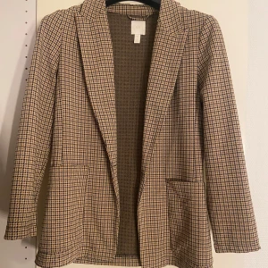 Blazer  - Rutig och cool blazer, storlek 38. Nyskick och inga defekter!