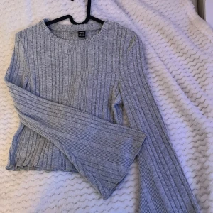 Stickad tröja - Jättefin tröja som aldrig har används då den sitter för tajt på mig. 
