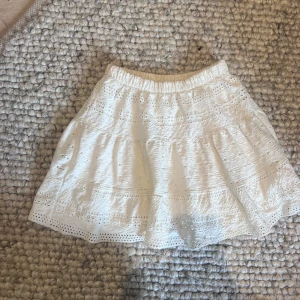 Söt spets kjol - Jättesöt sommarkjol med spets💗