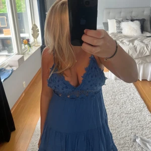 Blå klänning - Så fin blå klänning som passar perfekt till varma dagar. Köpt i grekland men säljer pga för liten