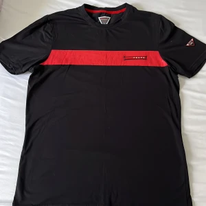 PRADA t-shirt - Säljer en Prada t-shirt för att kommer knappat till användning längre skick 7:10