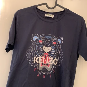 Kenzo T-Shirt  - Storlek M  Passar även S Bra sikt har använt den ett ett par gånger.   Skriv till mig för mer information!