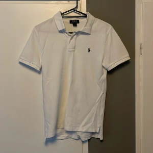 Ralph Lauren Pikétröja  - En Ralph Lauren pikétröja i mycket fint skick. 10/10. Storlek xs/s. Pris 499kr. Skriv om du undrar något🙌🏽