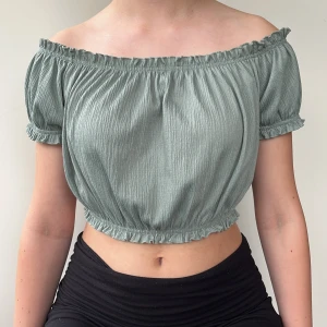 Grön magtröja - Grön magtröja, kan användas som of sholder tröja. Andra bilden visar tröjans verkliga färg. Stolek: Medium men sitter som en small. Från: H&M