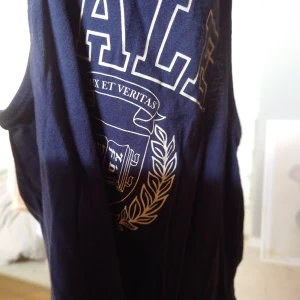 En klänning för barn  - Den är vit längst ner vid klänningen 