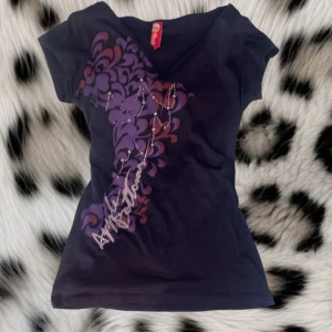 Cool tröja med rinestones - Suepr fin tröja med coola lila detaljer och rinestones( den är äkta också)