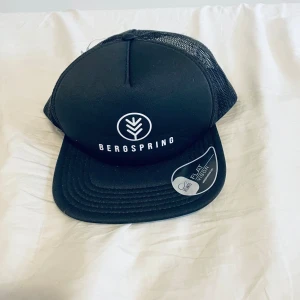 Bergspring keps  - En keps som jag fick i pris på en sprinttävling. Aldrig använd och med lappen kvar. Originalpris är 299