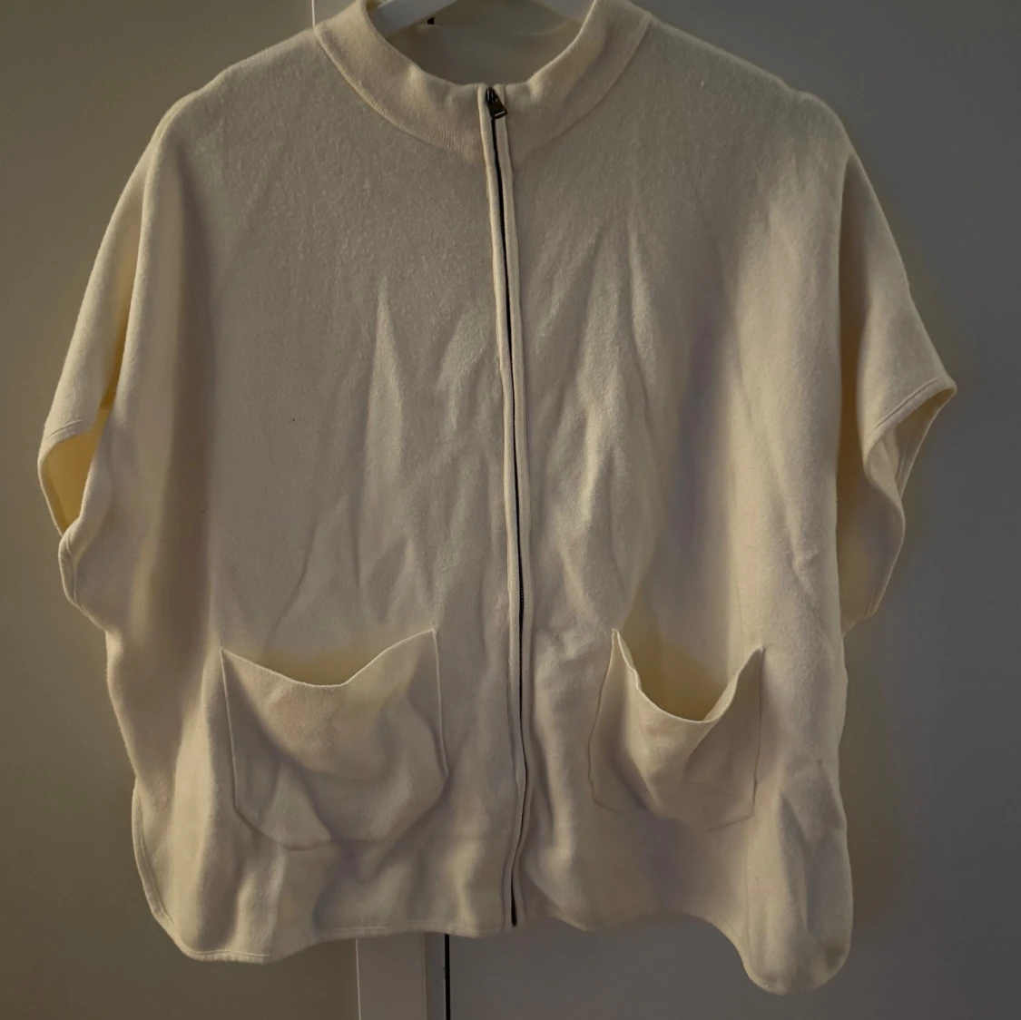 Kortärmad stickad ziptröja  - 90