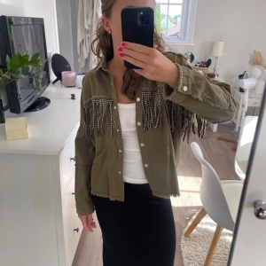 Jacka från zara  - En jättefin jacka som inte kommer till någon användning lägre:)