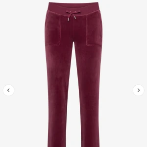 Juicy byxor - Säljer mina röda juicy byxor i färgen tawny port som är i storlek M. Säljer då de inte direkt kommer till någon användning, kan tänka mig byta mot en mindre storlek. Köparen står för frakten💕 Skriv vid frågor💕