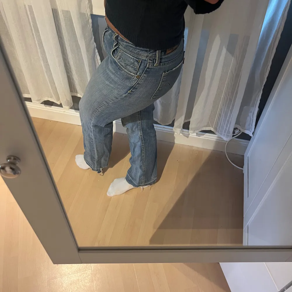 Säljer dessa Lågmidjade jeans från Levis💘de är uppsprättade längst ner då jag tyckte de var korta (se bild 3). Jeans & Byxor.