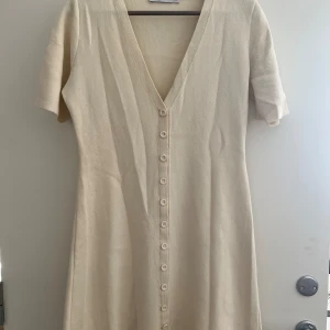 Beige stickad klänning från zara  - En super skön och somrig klänning från zara. Den är tyvärr lite förstor för mig därav säljer jag den. Den är ett tjockt och rejält tyg som inte är genomskinligt alls💕