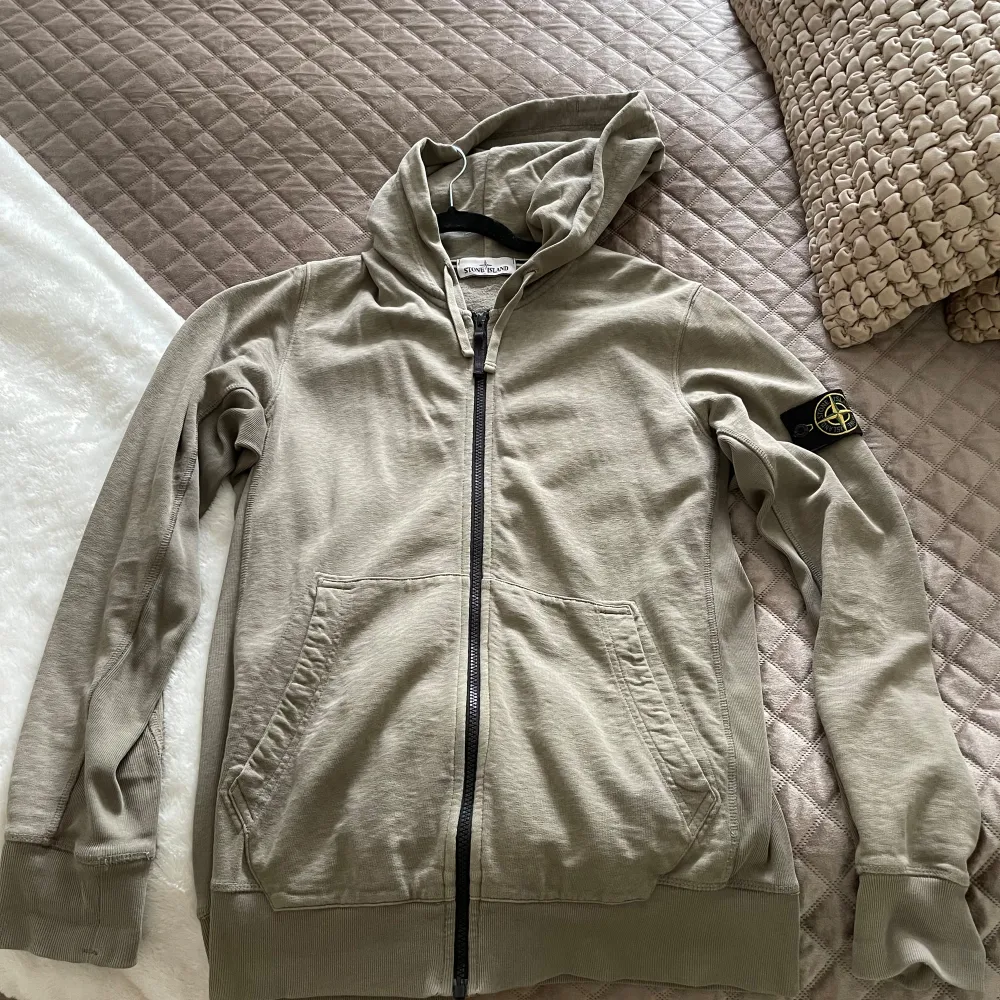 Säljer denna äkta stone island tröja i storlek L. Köpt på johnells för några år sedan för 3000kr sparsamt använd. Skick 8/10.. Hoodies.