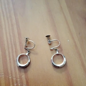 Örhängen guldfärgad med skruvlås - Fina guldfärgad örhängen med skruvlås.