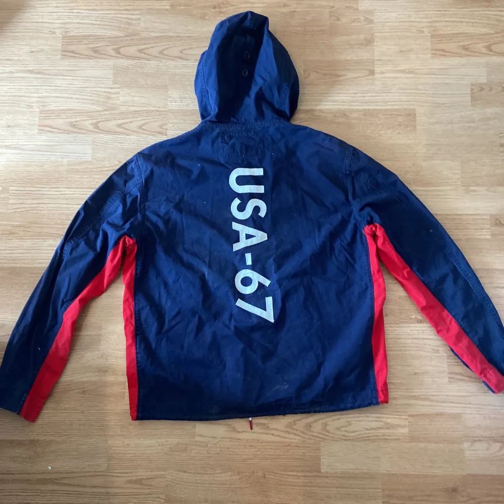 !skicka bud för snabb affär! Fet Ralph Lauren windbreaker, storlek L i bra skick utan hål. Har lite smuts men går bort i tvätten.  Väldigt sällsynt. Skriv om ni undrar någonting eller om ni vill ha fler bilder 📲. Jackor.